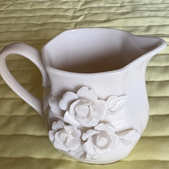 GODINGER VTG. Elegant White Floral PorcelainPitcher$25 - Picture 2 of 5